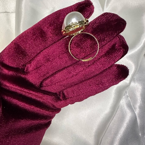 Zara Gold and White Ring with Timeless Elegance - Picture 4 of 9